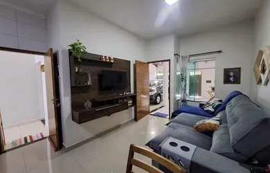 Imagem: A casa possui 3 Dormitórios, 1 Banheiro, 2 Vagas na garagem