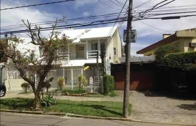 Imagem: A casa possui 3 Dormitórios, 5 Banheiros, 4 Vagas na garagem