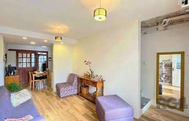 Imagem: A casa possui 2 Dormitórios, 2 Banheiros, 2 Vagas na garagem