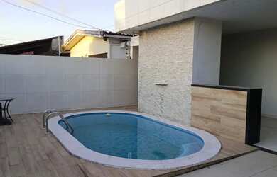 Imagem: A casa possui 4 Dormitórios, 3 Banheiros, 2 Vagas na garagem