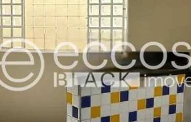 Imagem: A casa possui 3 Dormitórios, 2 Banheiros, 4 Vagas na garagem