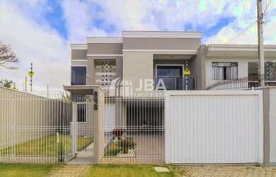 Imagem: A casa possui 4 Dormitórios, 4 Banheiros, 4 Vagas na garagem