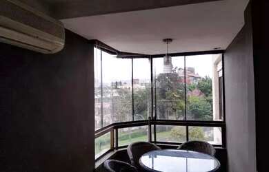 Imagem 2: Apartamento com 1 dormitório, lareira e sacada em bairro arborizado