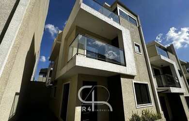 Imagem: A casa possui 3 Dormitórios, 4 Banheiros, 2 Vagas na garagem