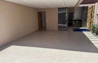 Imagem: A casa possui 3 Dormitórios, 2 Banheiros, 3 Vagas na garagem