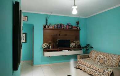 Imagem: A casa possui 3 Dormitórios, 2 Banheiros, 1 Vaga na garagem