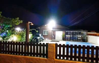 Imagem: A casa possui 3 Dormitórios, 2 Banheiros, 2 Vagas na garagem