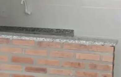 Imagem: O apartamento possui 1 Dormitório, 1 Banheiro, 1 Vaga na garagem