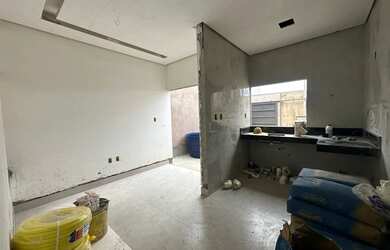 Imagem: A casa possui 3 Dormitórios, 1 Banheiro, 2 Vagas na garagem