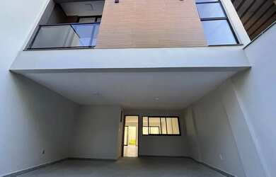 Imagem: A casa possui 3 Dormitórios, 2 Banheiros, 2 Vagas na garagem