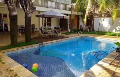 Imagem: A casa possui 4 Dormitórios, 5 Banheiros, 4 Vagas na garagem