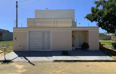 Imagem: A casa possui 4 Dormitórios, 3 Banheiros, 3 Vagas na garagem