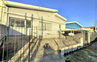 Imagem: A casa possui 3 Dormitórios, 2 Banheiros, 3 Vagas na garagem