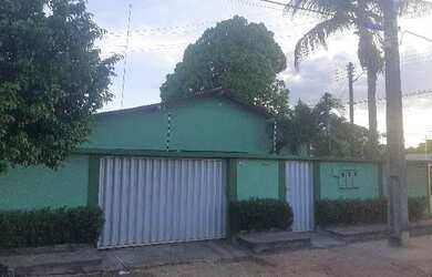 Imagem: A casa possui 2 Dormitórios, 1 Banheiro, 2 Vagas na garagem