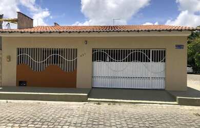 Imagem: A casa possui 2 Dormitórios, 2 Banheiros, 2 Vagas na garagem