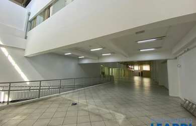 Imagem: O depósito possui 5 Vagas na garagem e 3313m² de Área e está