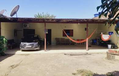 Imagem: A casa possui 3 Dormitórios, 2 Banheiros, 2 Vagas na garagem