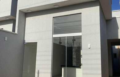 Imagem: A casa possui 3 Dormitórios, 3 Banheiros, 2 Vagas na garagem