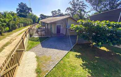 Imagem: A casa possui 2 Dormitórios, 2 Banheiros, 2 Vagas na garagem