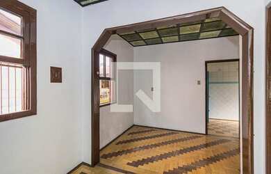 Imagem: A casa possui 2 Dormitórios, 1 Banheiro, 4 Vagas na garagem