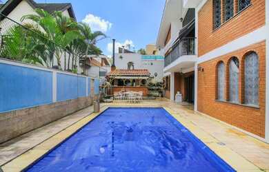 Imagem: A casa possui 4 Dormitórios, 5 Banheiros, 4 Vagas na garagem