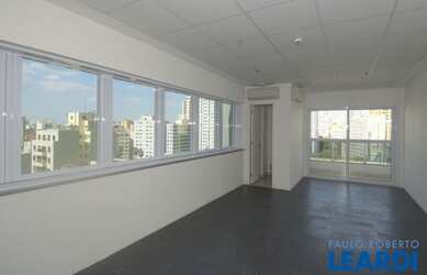 Imagem: O depósito possui 4 Vagas na garagem, 168m² de Área e está