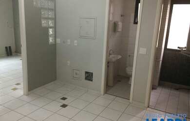 Imagem: O depósito possui 1 Vaga na garagem e 44m² de Área e está