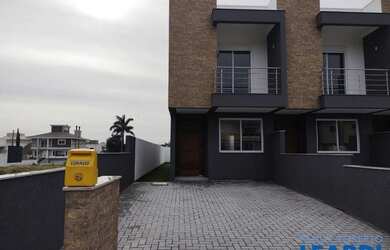 Imagem: A casa possui 3 Dormitórios, 2 Banheiros, 1 Vaga na garagem