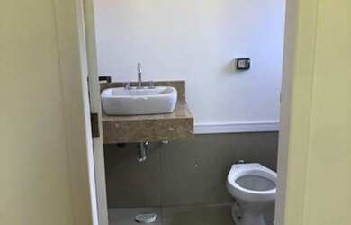 Imagem: A casa em condomínio possui 4 Dormitórios, 4 Banheiros, 5