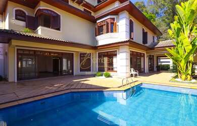 Imagem: A casa em condomínio possui 4 Dormitórios, 5 Banheiros, 5