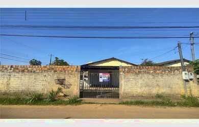 Imagem: A casa possui 3 Dormitórios, 1 Banheiro, 2 Vagas na garagem