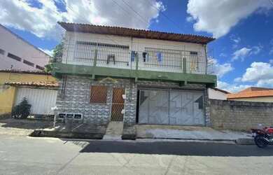 Imagem: A casa possui 3 Dormitórios, 2 Banheiros, 1 Vaga na garagem