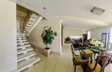 Imagem: A casa possui 3 Dormitórios, 4 Banheiros, 2 Vagas na garagem