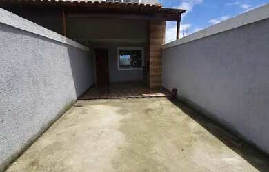 Imagem: A casa possui 2 Dormitórios, 2 Banheiros, 2 Vagas na garagem