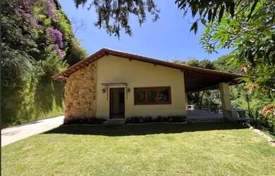 Imagem: A casa possui 3 Dormitórios, 4 Banheiros, 4 Vagas na garagem