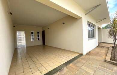 Imagem: A casa possui 4 Dormitórios, 3 Banheiros, 4 Vagas na garagem