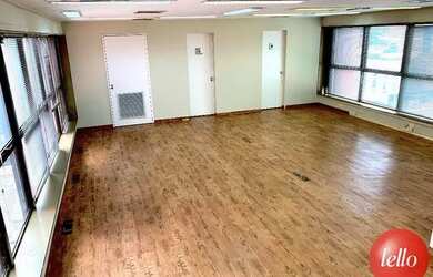 Imagem: O depósito possui 4 Vagas na garagem, 180m² de Área e está