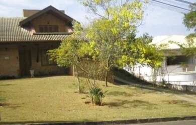 Imagem: A casa em condomínio possui 4 Dormitórios, 2 Banheiros e 380m²