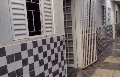 Imagem: A casa possui 2 Dormitórios, 1 Banheiro, 1 Vaga na garagem