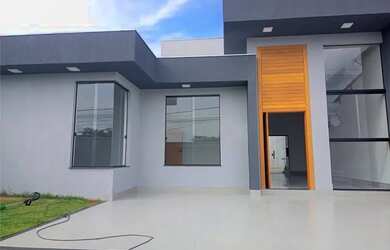 Imagem: A casa possui 3 Dormitórios, 2 Banheiros, 2 Vagas na garagem