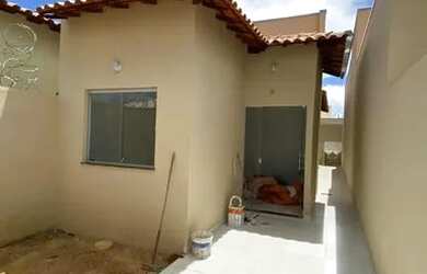 Imagem: A casa possui 3 Dormitórios, 1 Banheiro, 2 Vagas na garagem