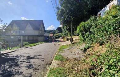 Imagem: O terreno possui 300m² de Área e está localizado em Gramado