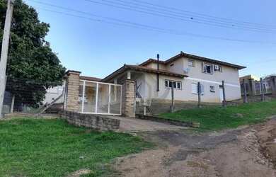 Imagem: A casa possui 4 Dormitórios, 3 Banheiros, 2 Vagas na garagem