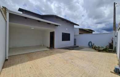 Imagem: A casa possui 3 Dormitórios, 3 Banheiros, 3 Vagas na garagem