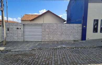 Imagem: A casa possui 2 Dormitórios, 2 Banheiros, 5 Vagas na garagem