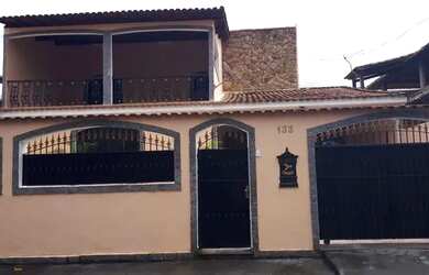 Imagem: A casa possui 3 Dormitórios, 3 Banheiros, 2 Vagas na garagem