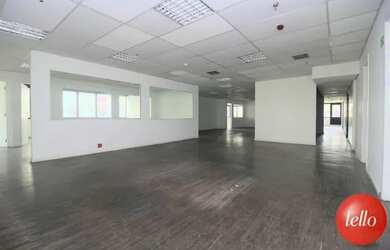 Imagem: O depósito possui 5 Vagas na garagem, 395m² de Área e está