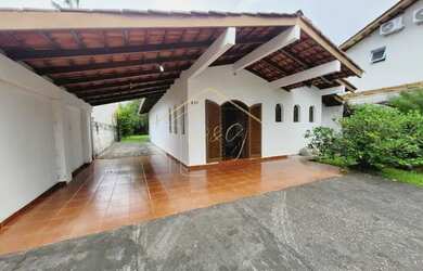 Imagem: A casa possui 3 Dormitórios, 2 Banheiros, 5 Vagas na garagem