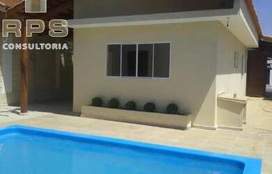 Imagem: A casa possui 4 Dormitórios, 3 Banheiros, 2 Vagas na garagem