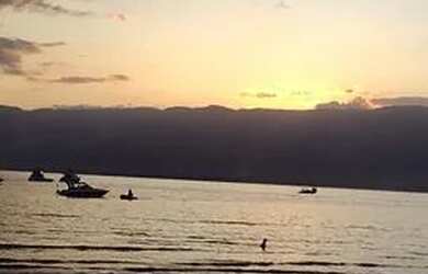 Imagem: A casa possui 3 Dormitórios, 2 Banheiros, 5 Vagas na garagem